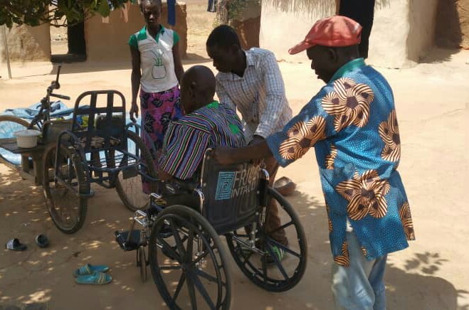 Nambonga : SAC2D offre un fauteuil roulant au chef du village